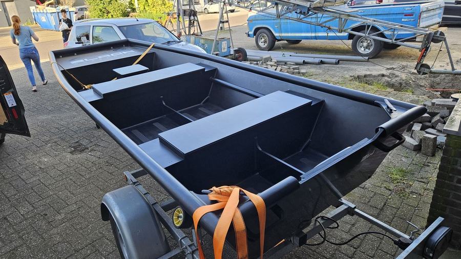 Maatwerk werkboot volledig in HDPE, gebouwd door VSL Techniek