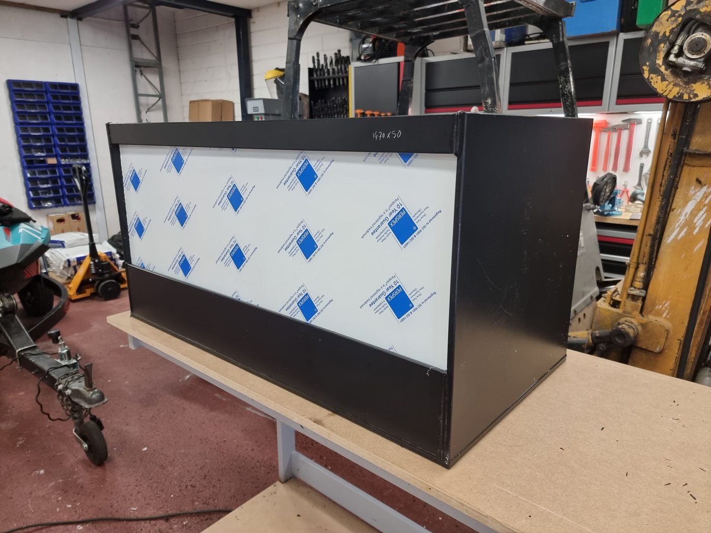 Kast in aanbouw in de werkplaats: HDPE met een Lexan paneel