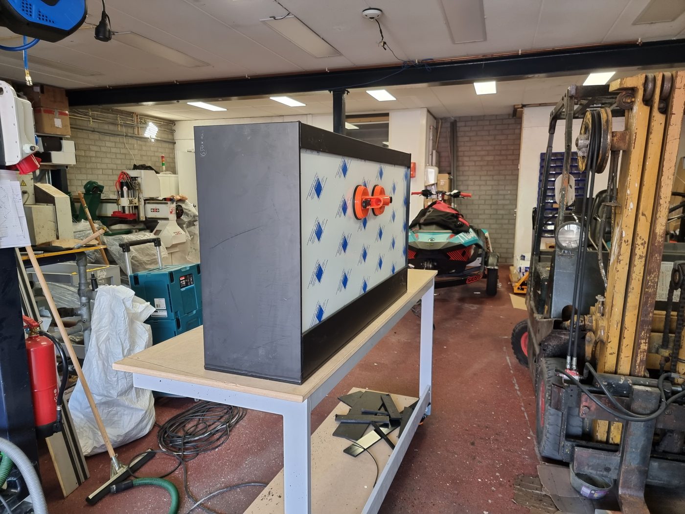 Kast in de werkplaats, met het Lexan paneel erin, klaar voor de montage