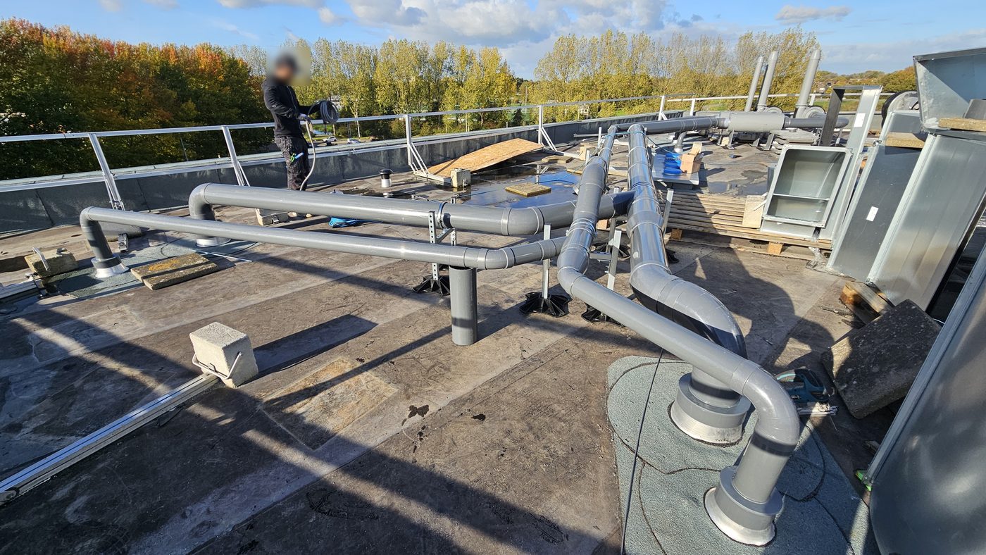 Dakleidingen van PVC bij de dakdoorvoeren, aangesloten op de ventilatoren