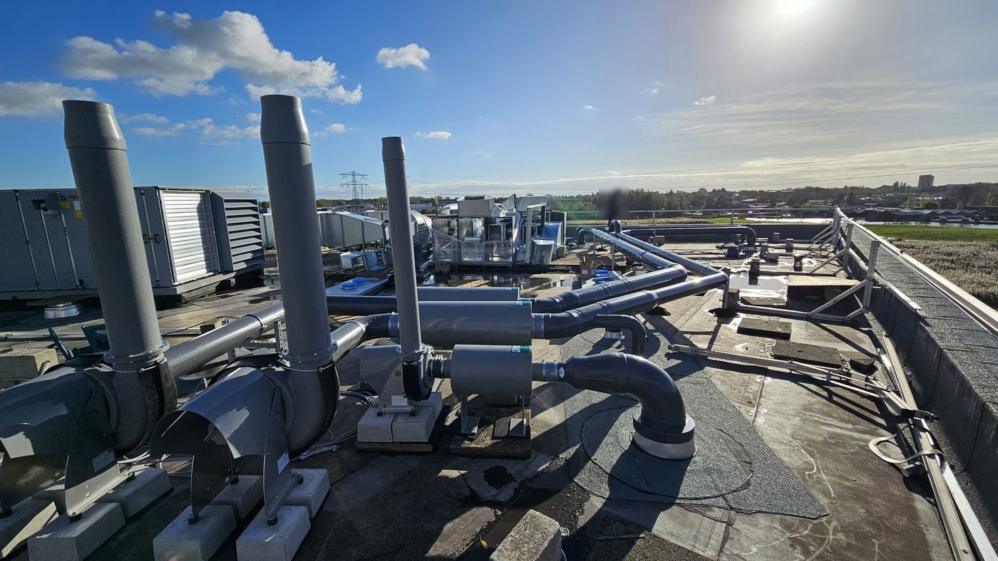 PVC-afzuigleidingen, dempers en ventilatoren op het dak, met uitblaaspijpen