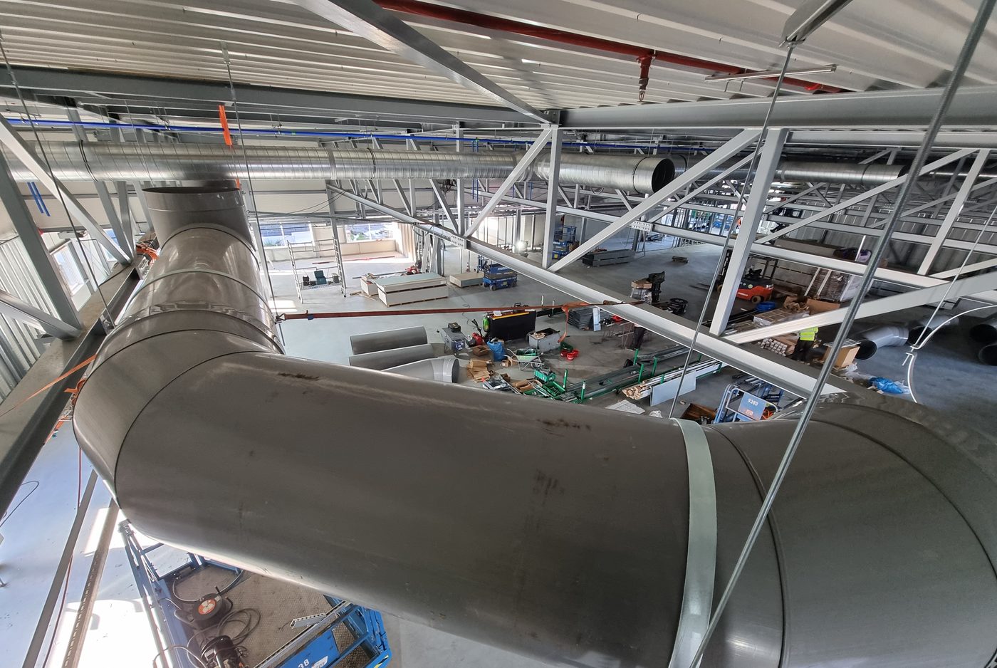 Grote PPs-bocht van de hoofdleiding, hangend onder het dak van de hal