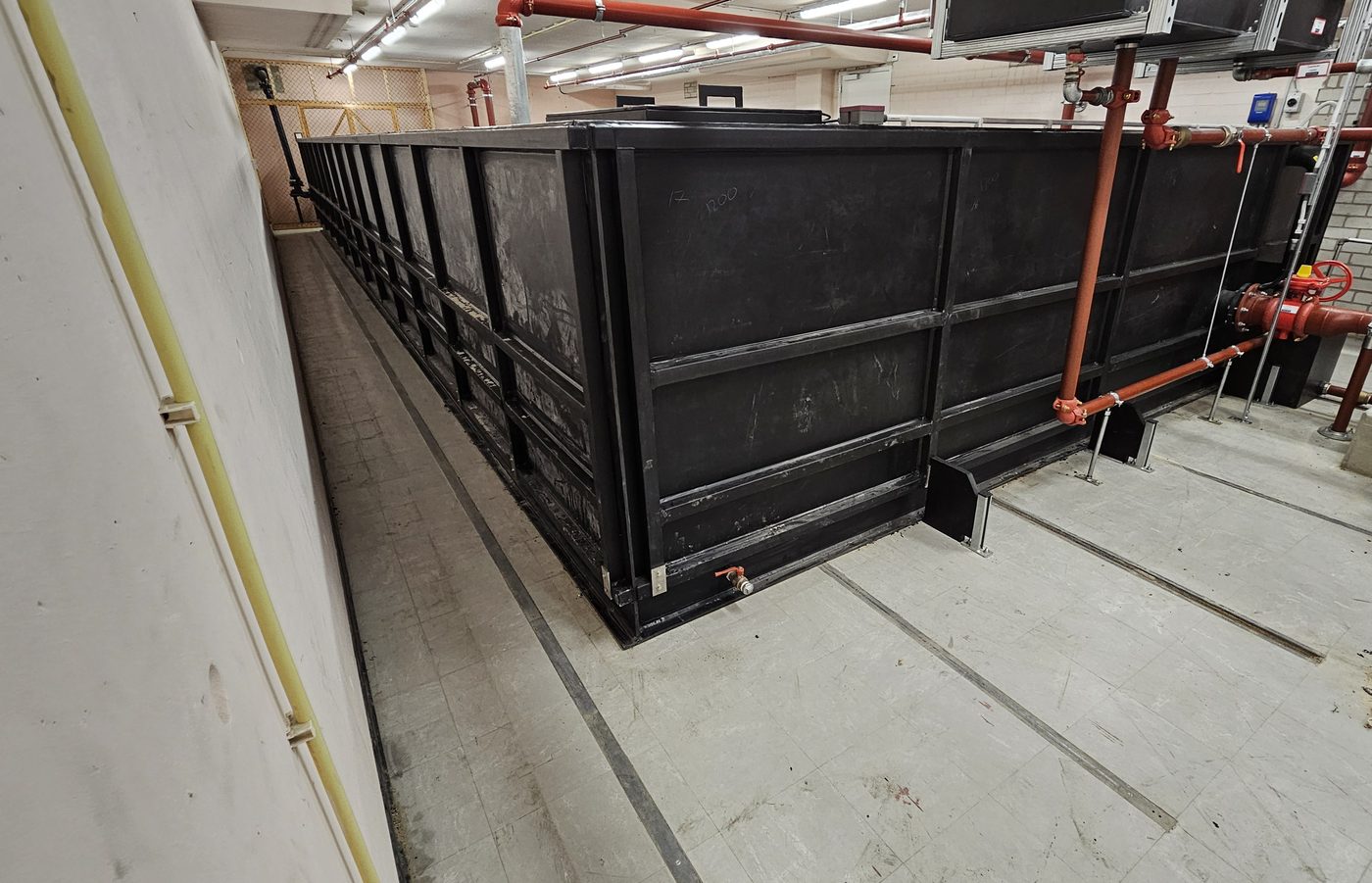 Grote HDPE watertank voor de brandblusinstallatie, met een raster van ribben op de wanden