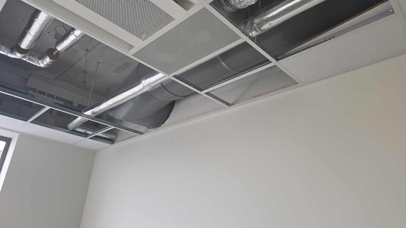 Afzuigkanalen boven het verlaagde plafond van het laboratorium
