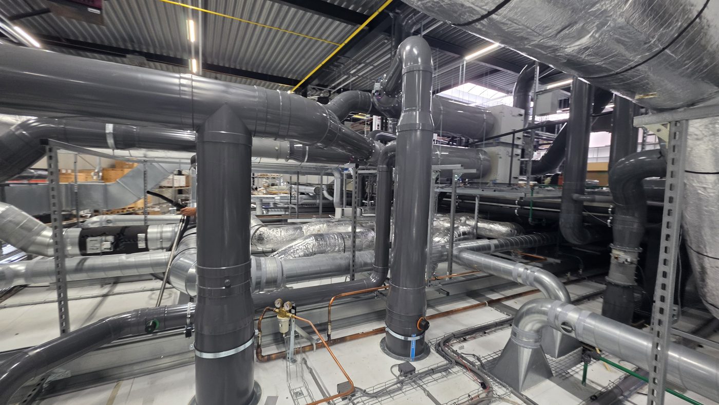 Verticale PVC-afzuigkanalen door de installatieverdieping