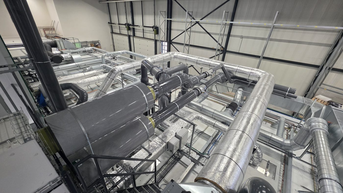 PVC-afzuigkanalen boven de technische ruimte van een cleanroom