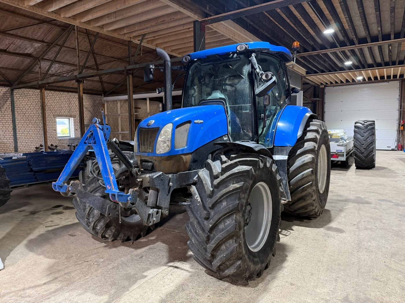 Trekker met grote wielen in een loods, waarvan de dieseltank is aangepast
