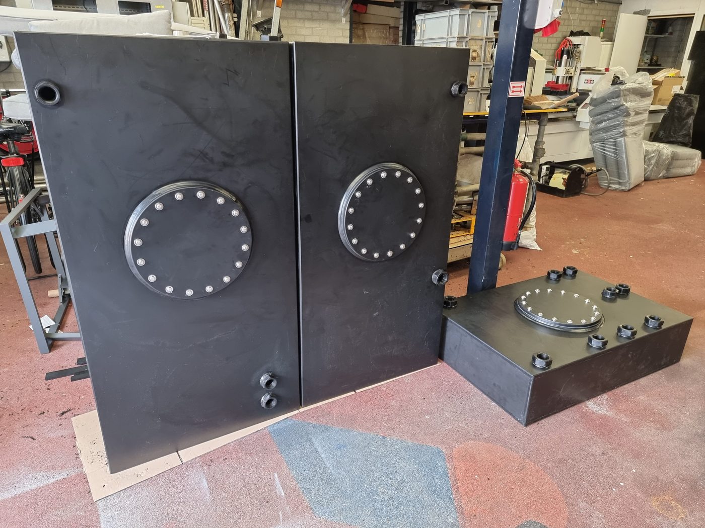 Twee hoge drinkwatertanks in HDPE met gefreesd mangat en een lage tank ernaast