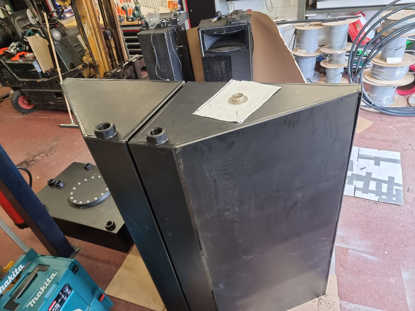 Twee schuine tanks naast elkaar, met aansluitingen