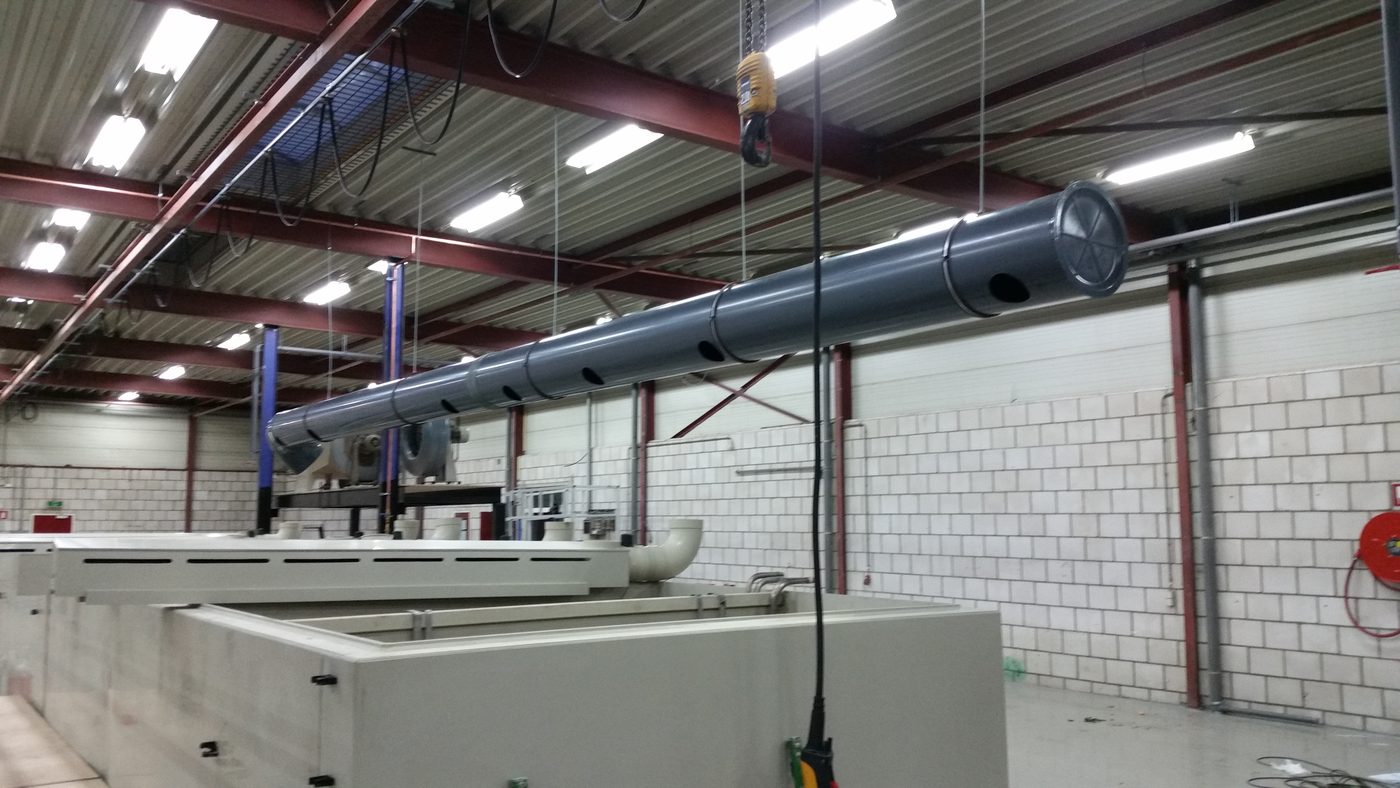 PVC-afzuigleiding met gaten voor de afzuiging boven de bakken