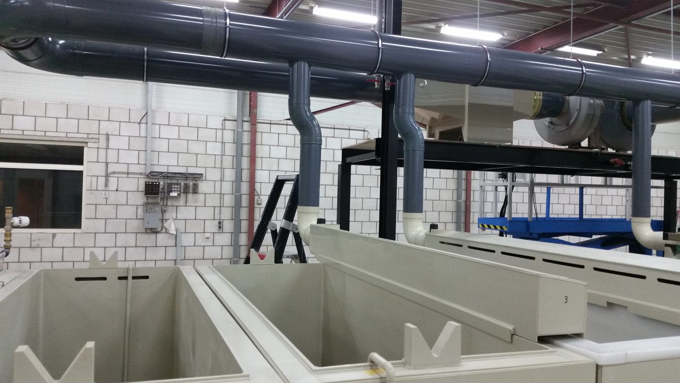 Afzuigbuizen van PVC die vanaf de leiding in de PP-bakken uitkomen