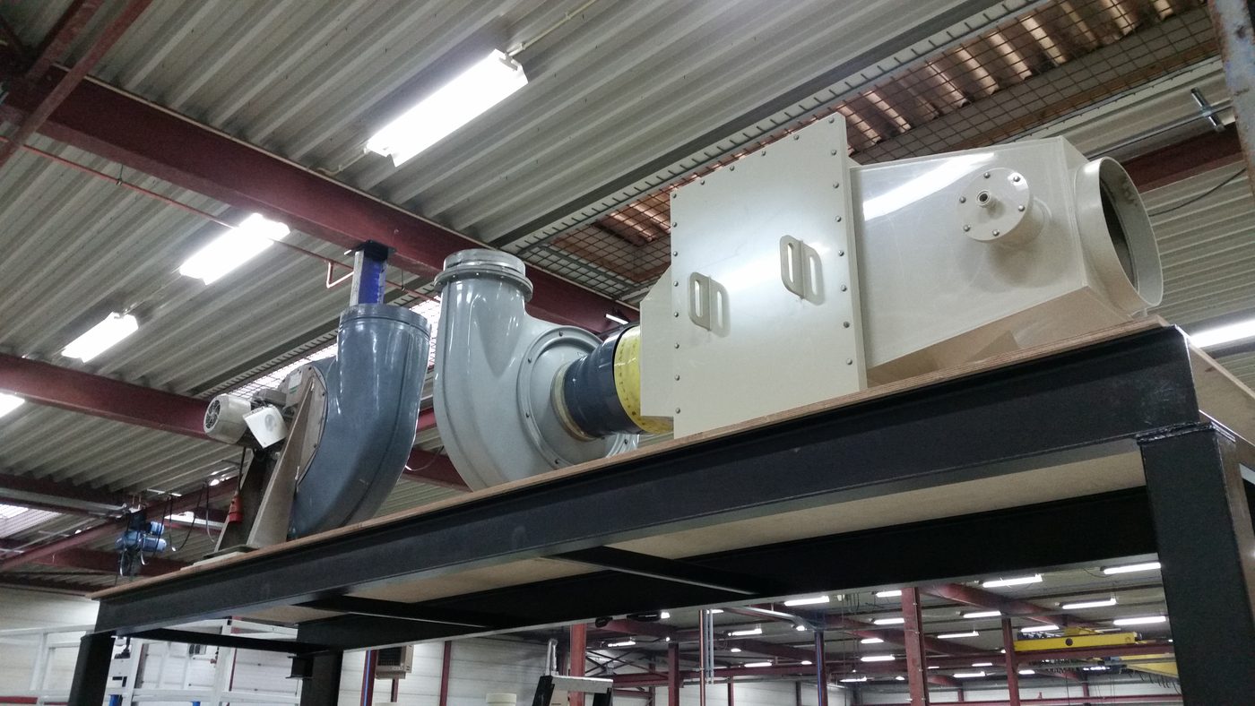 Ventilator met filter en demper van PP tussen de afzuigleidingen