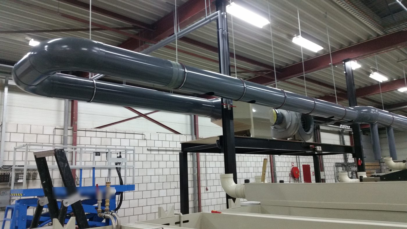 PVC-afzuiging boven de PP-bakken, met de ventilator en het filter op een stalen platform