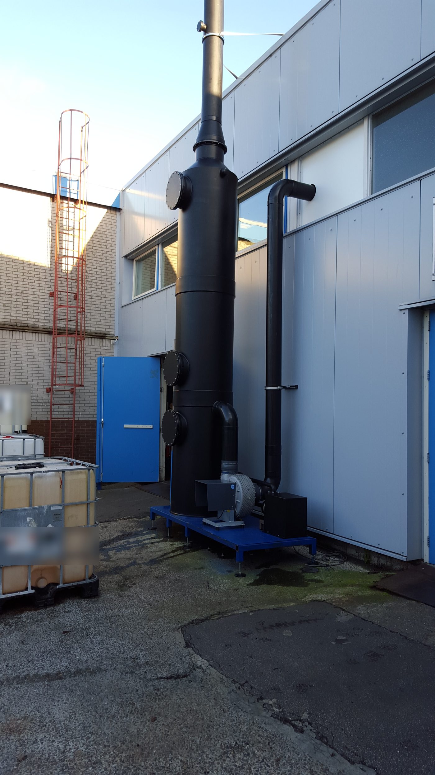 Gaswasser van HDPE op een stalen frame met ventilator en schoorsteen, tegen de gevel