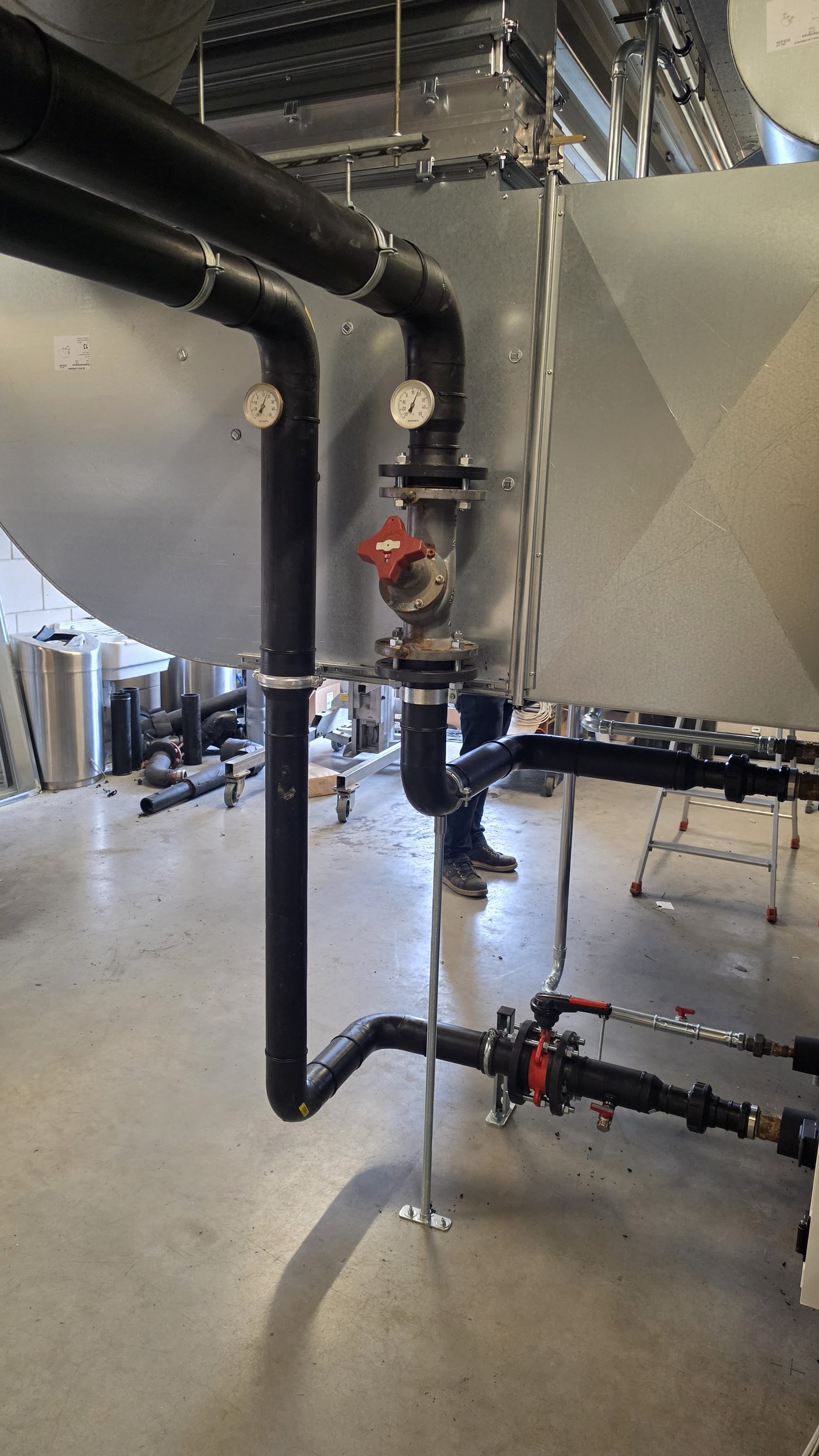 Gelast PE leidingwerk met afsluiter en thermometers