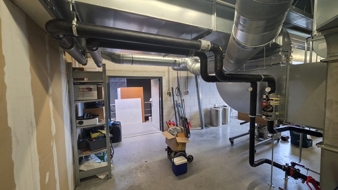 PE leidingen door de technische ruimte