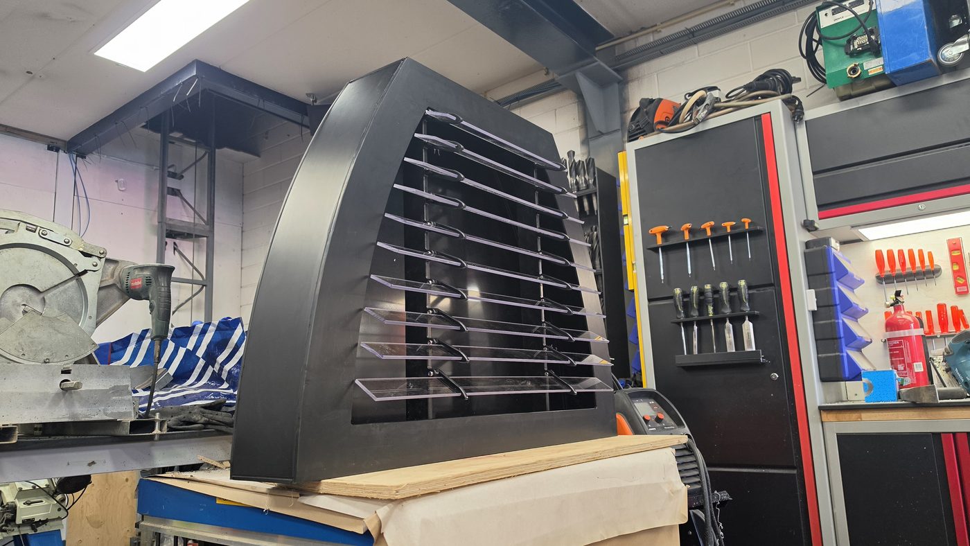 Gebogen HDPE kap met lamellen, in de werkplaats