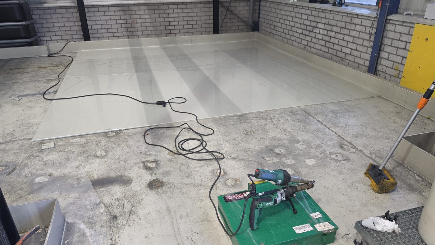Betonnen put en vloer bekleed met gelast polypropyleen
